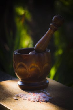 Hymalayan tuz ve bu öğütmek için havaneli kalın taneleri