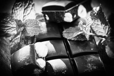 Çikolata ile fındık ve taze nane bir ahşap tepsi - siyah ve beyaz