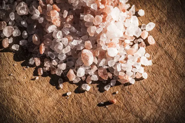 Толстые зерна гималайской соли — стоковое фото