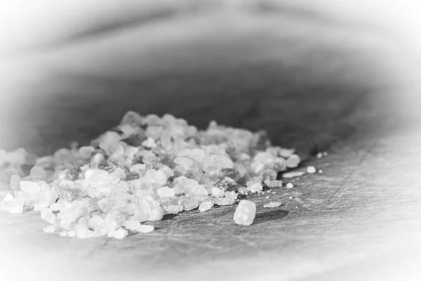 Толстые зерна гималайской соли - черно-белые — стоковое фото