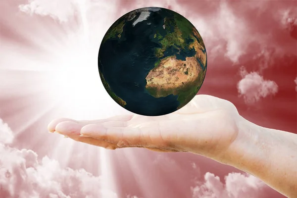 Mão de uma mulher a segurar o planeta Terra. No fundo um céu ensolarado envenenado avermelhado — Fotografia de Stock