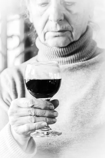 Mulher triste segurando um copo de vinho tinto — Fotografia de Stock