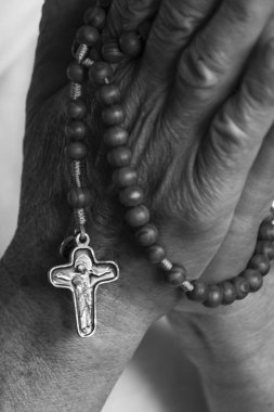 Yaşlı bir kadının elini bir tespih dua - süre, palmiye doğru ile siyah beyaz görüntü tutuyor