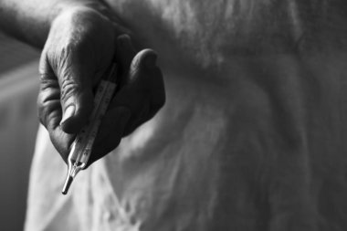 Hemşire - siyah beyaz görüntü elinde bir termometre var