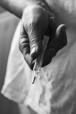 Hemşire - siyah beyaz görüntü elinde bir termometre var