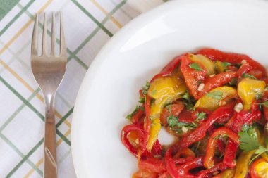 Kırmızı ve sarı biber maydanoz ve ekmek yemek