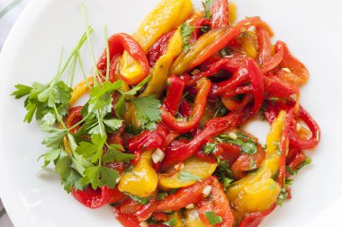 Kırmızı ve sarı biber maydanoz ve ekmek yemek