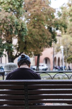 Treviso Üniversitesi, bir bankta oturan genç adam