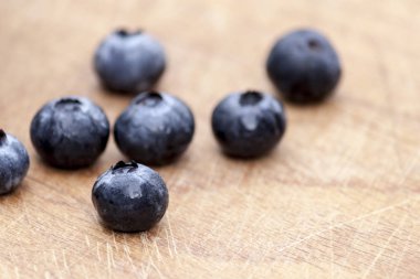 ahşap masada yaban mersini