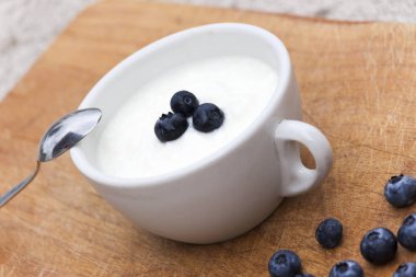 yoğurt ve yaban mersini