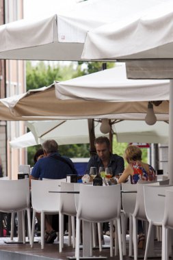 Kafede oturan bir çift, rahatlatıcı zaman