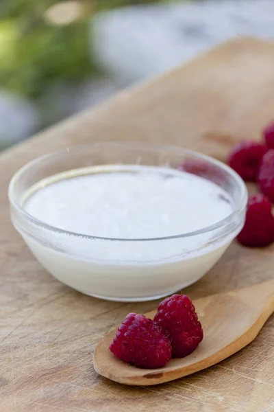 Yogurt and raspberries — Stock Photo, Image