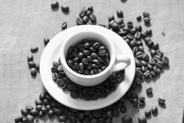 Ahşap tepsi üzerinde kahve sedd ile kahve bardağı