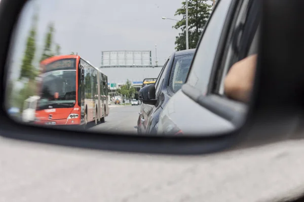 Bus es visible en el espejo del coche — Foto de Stock