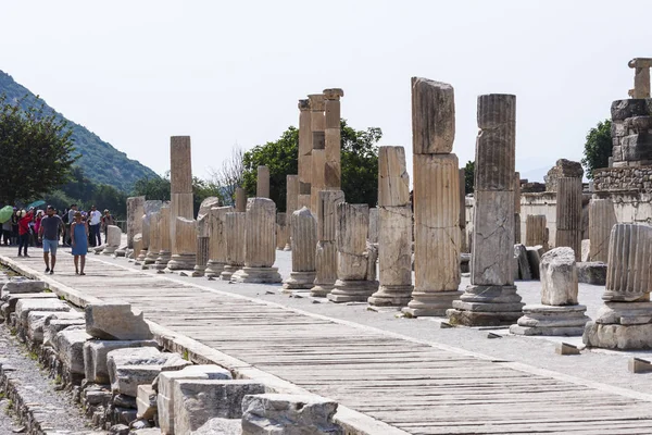 Туристів, які відвідують Ефес — стокове фото