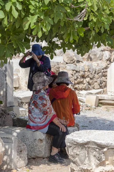Turistas japoneses descansando na sombra enquanto visitam Éfeso (Turquia ) — Fotografia de Stock