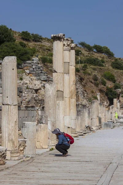 考古学 (トルコのエフェソスで学習) — ストック写真