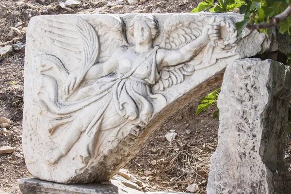 Talla de piedra de la diosa griega Nike, en el griego antiguo, más tarde romano, ciudad de Éfeso - en la Turquía actual, cerca de Izmir —  Fotos de Stock