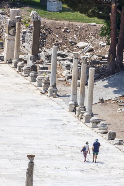 旧式なギリシャの後でローマ、エフェソス; の廃墟の中を歩いて観光客実際のトルコの — ストック写真