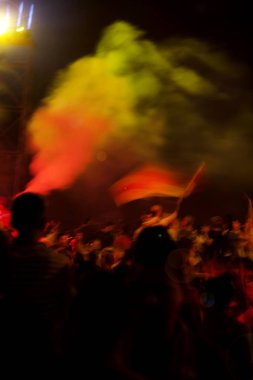 İnsan kalabalığı Göztepe futbol takımı (Izmir - Türkiye'nin yıldönümü kutluyor)