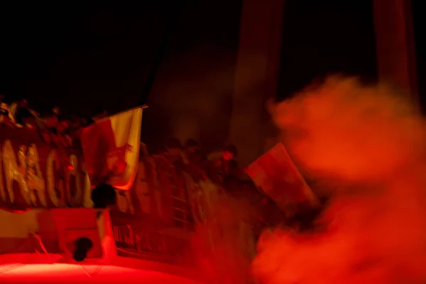 Толпа людей празднует юбилей футбольной команды Гозтепе (Измир - Турция) ) — стоковое фото