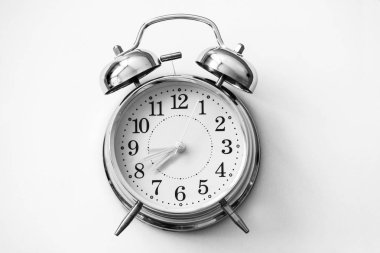 Beyaz arkaplanda alarm saati