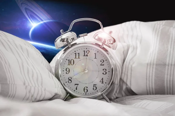 Väckarklocka på sängen i rymden — Stockfoto