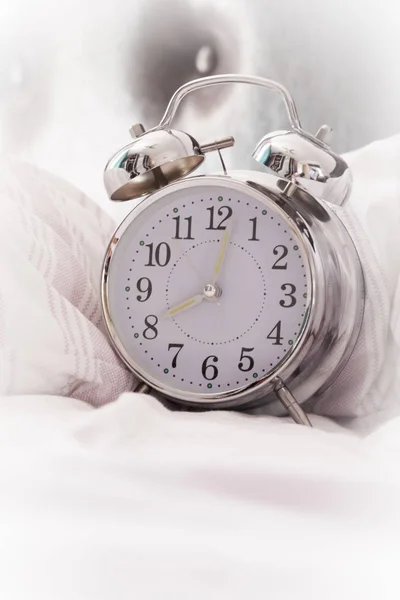 Väckarklocka på sängen — Stockfoto
