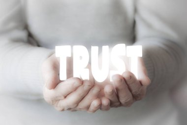 Kadının ellerini tutarak güven