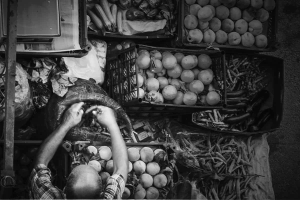 Vendeur de fruits et légumes dans la rue — Photo
