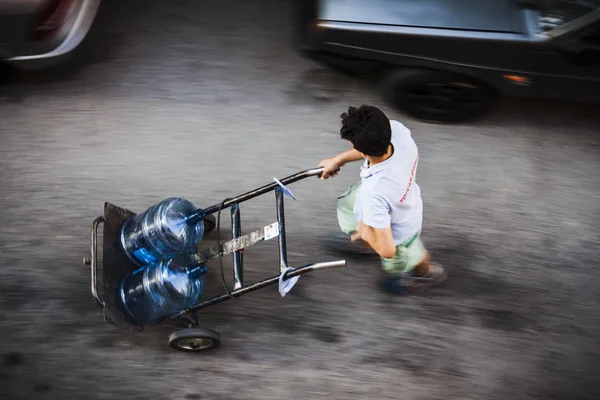 Çocuk sokakta bir Sepeti Boş şişe taşıyor