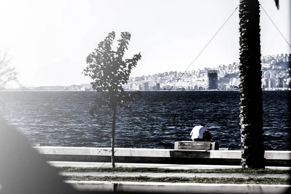 Hombre sentado solo en la playa en Izmir (Turquía ) — Foto de Stock