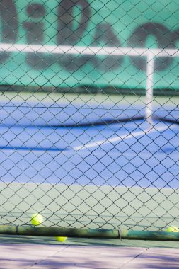 Bazı sarı topları ile tenis oyun alanı