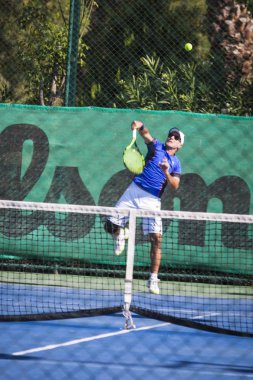 Tenis oynayan adam