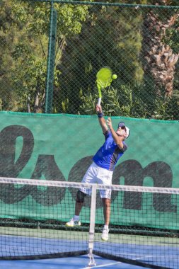 Tenis oynayan adam