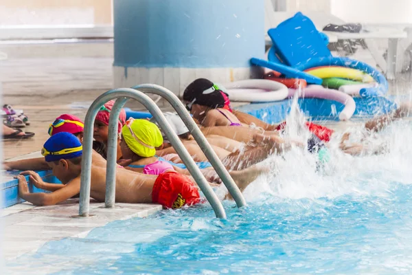 Děti Učíme se plavat — Stock fotografie