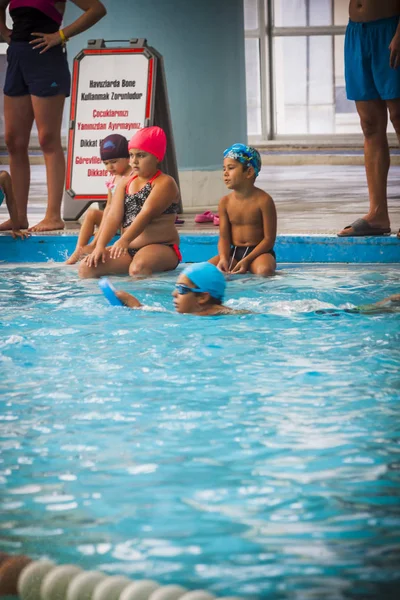 Niños aprendiendo a nadar —  Fotos de Stock