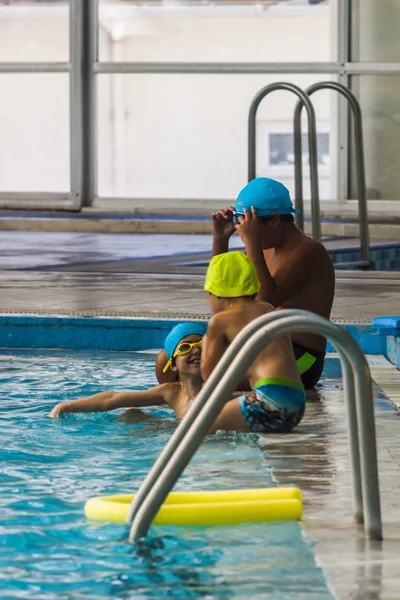 Crianças aprendendo a nadar — Fotografia de Stock