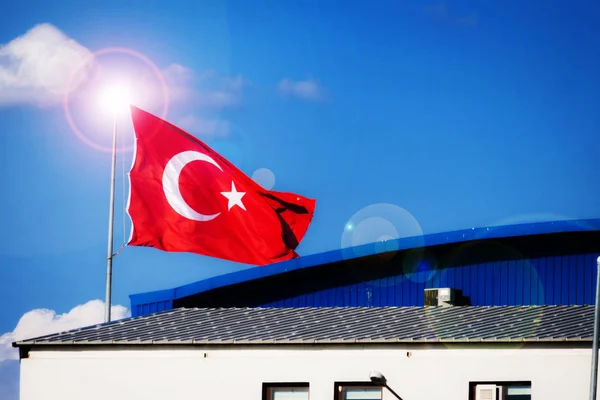 Binanın çatı üzerinde Türk bayrağı — Stok fotoğraf
