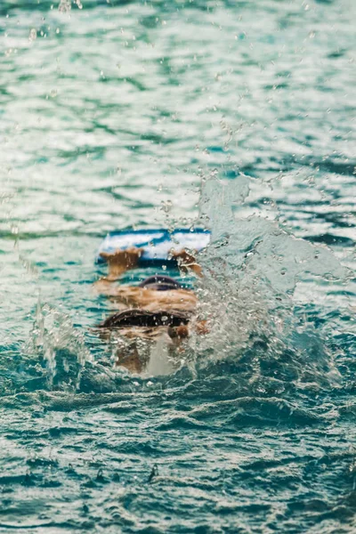 Kind lernt schwimmen — Stockfoto