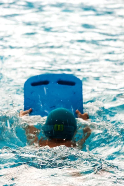 L'enfant apprend à nager — Photo