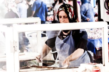 Yaşlı turkisth kadın bazar, pide yemek