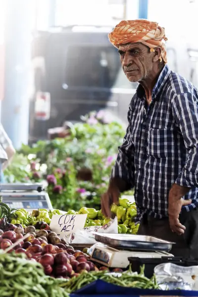 Yaşlı adam bazar, sebze satan
