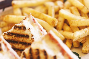 Fast food: ekmek peynir ve patates kızartması ile