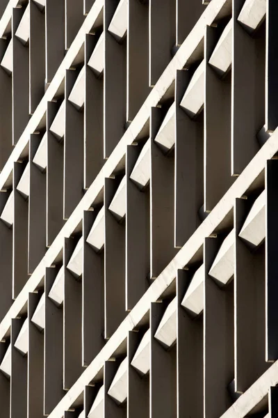 Linhas retas de um edifício moderno — Fotografia de Stock