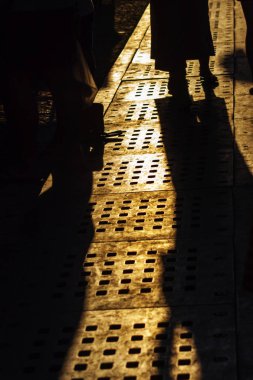 In Bazaarı Caddesi'nde akşam gölgeler