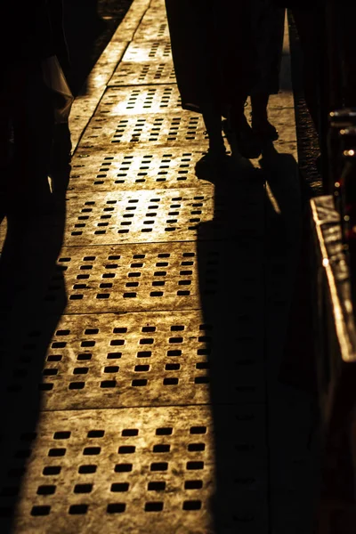 In Bazaarı Caddesi'nde akşam gölgeler