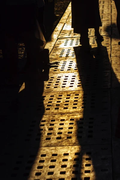 In Bazaarı Caddesi'nde akşam gölgeler