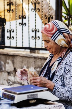 In Bazaarı, eski Türk kadını satıcı