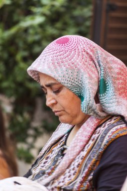 Türk kadını giyen geleneksel eşarp